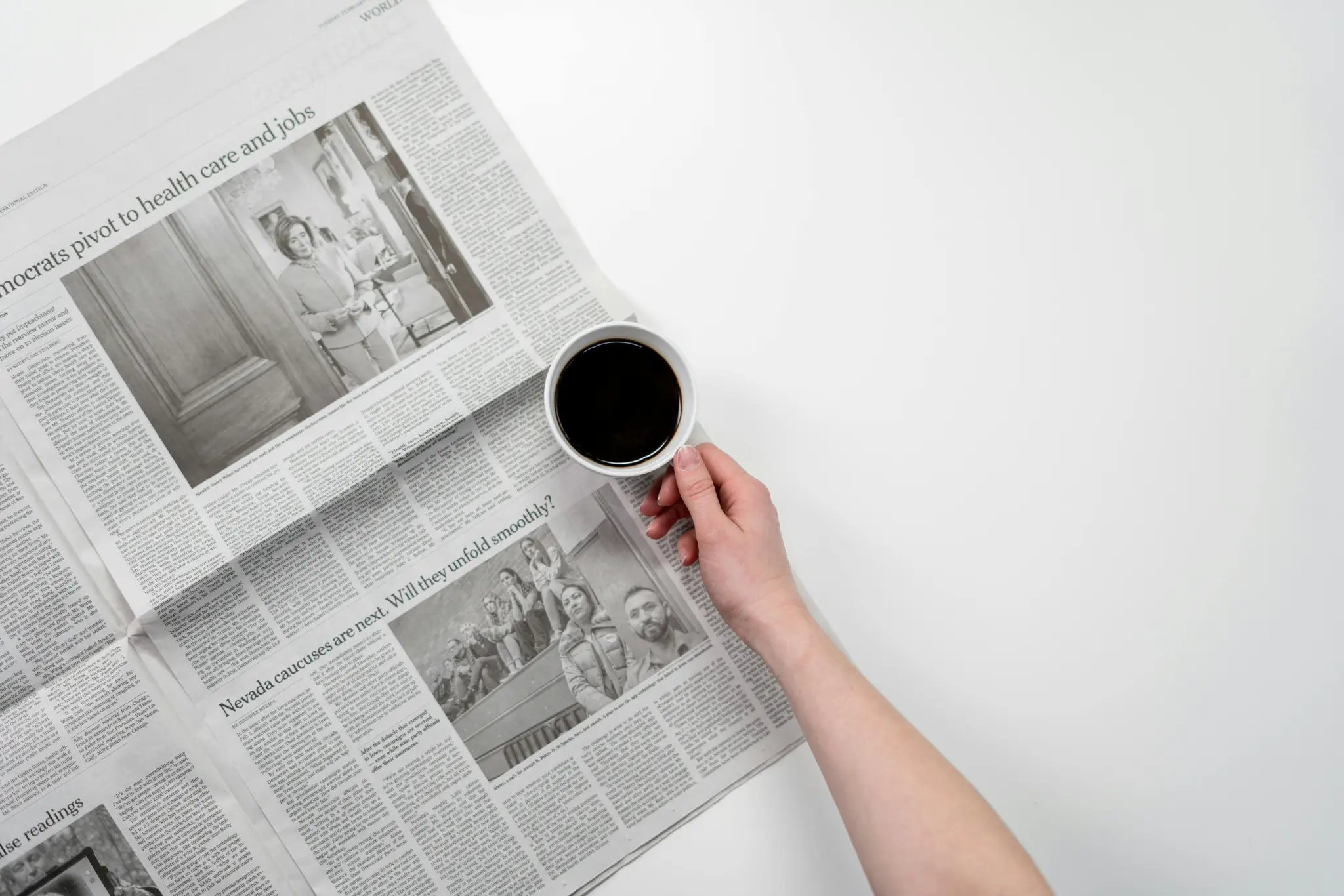 Aufgeschlagene Zeitung und eine Tasse Kaffee
