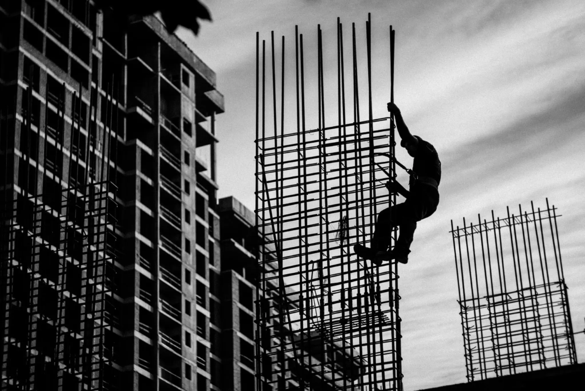 Arbeiter auf einer Baustelle zwischen Bewehrungsstahl